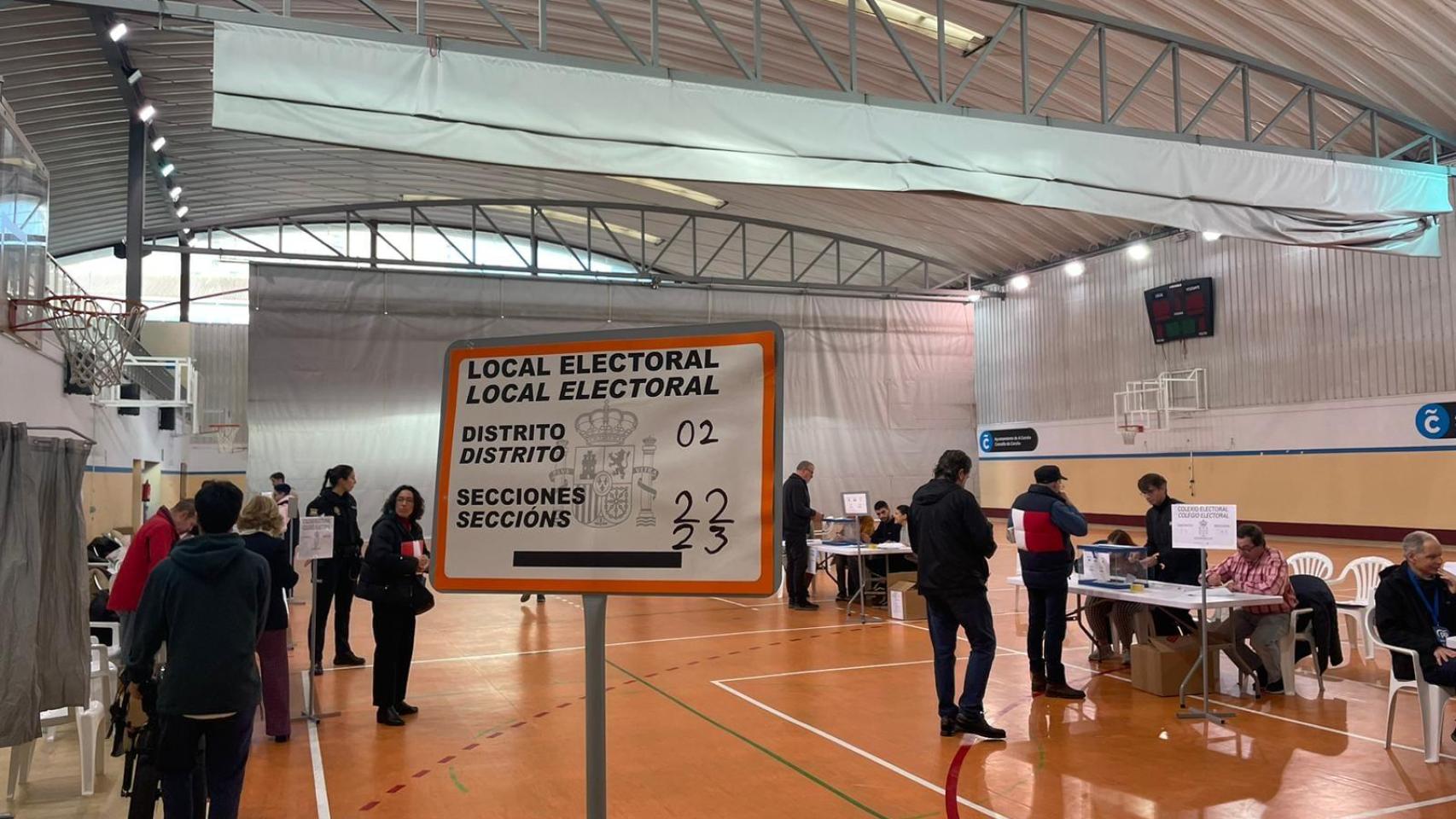 Primeros votantes hoy en A Coruña