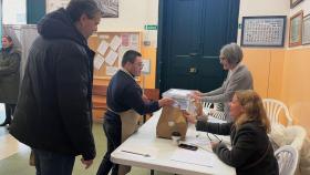 El Quiosco Down de A Coruña reparte bocatas de calamares gratis a miembros de mesas electorales