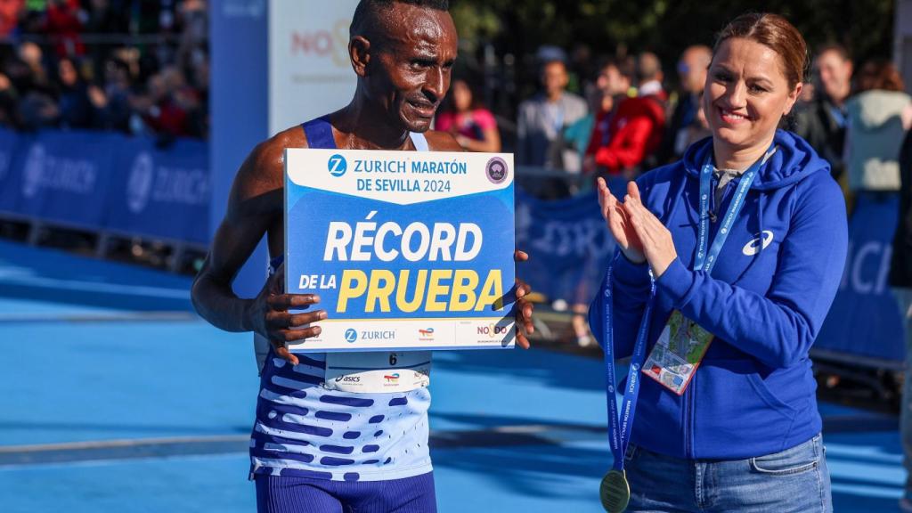 Derese Geleta, posa como nuevo plusmarquista de la prueba.