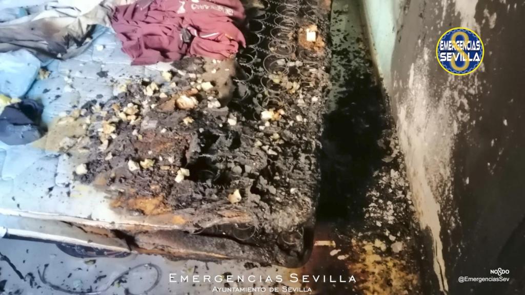Así ha quedado el colchón en el que se ha originado el incendio.