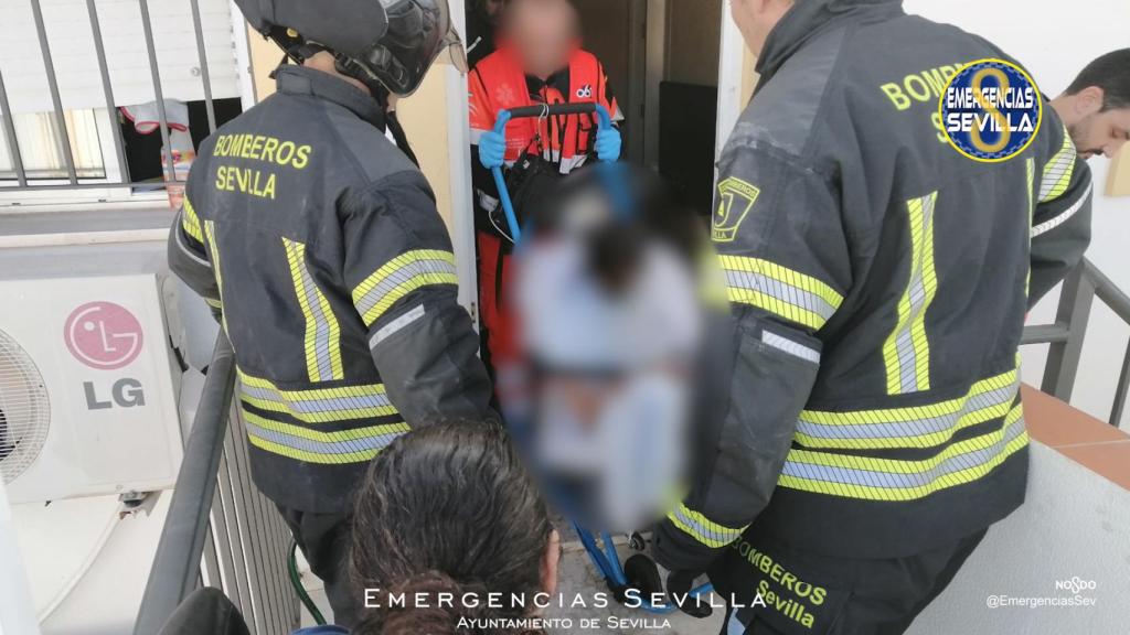 Imagen de la actuación de los Bomberos en la calle Torrijiano.