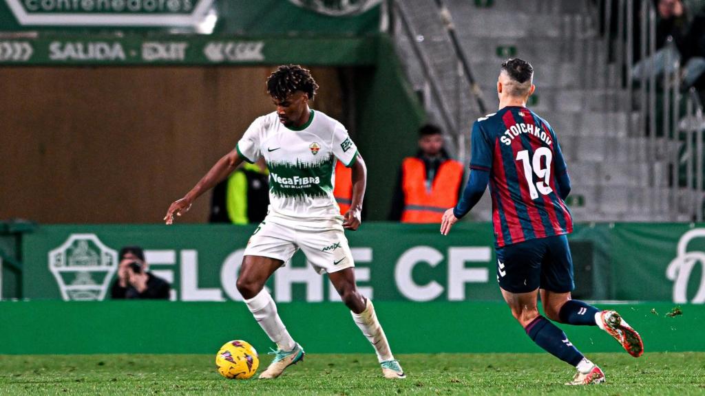 El entrenador del Elche, Sebastián Beccacece, fue expulsado por protestar.