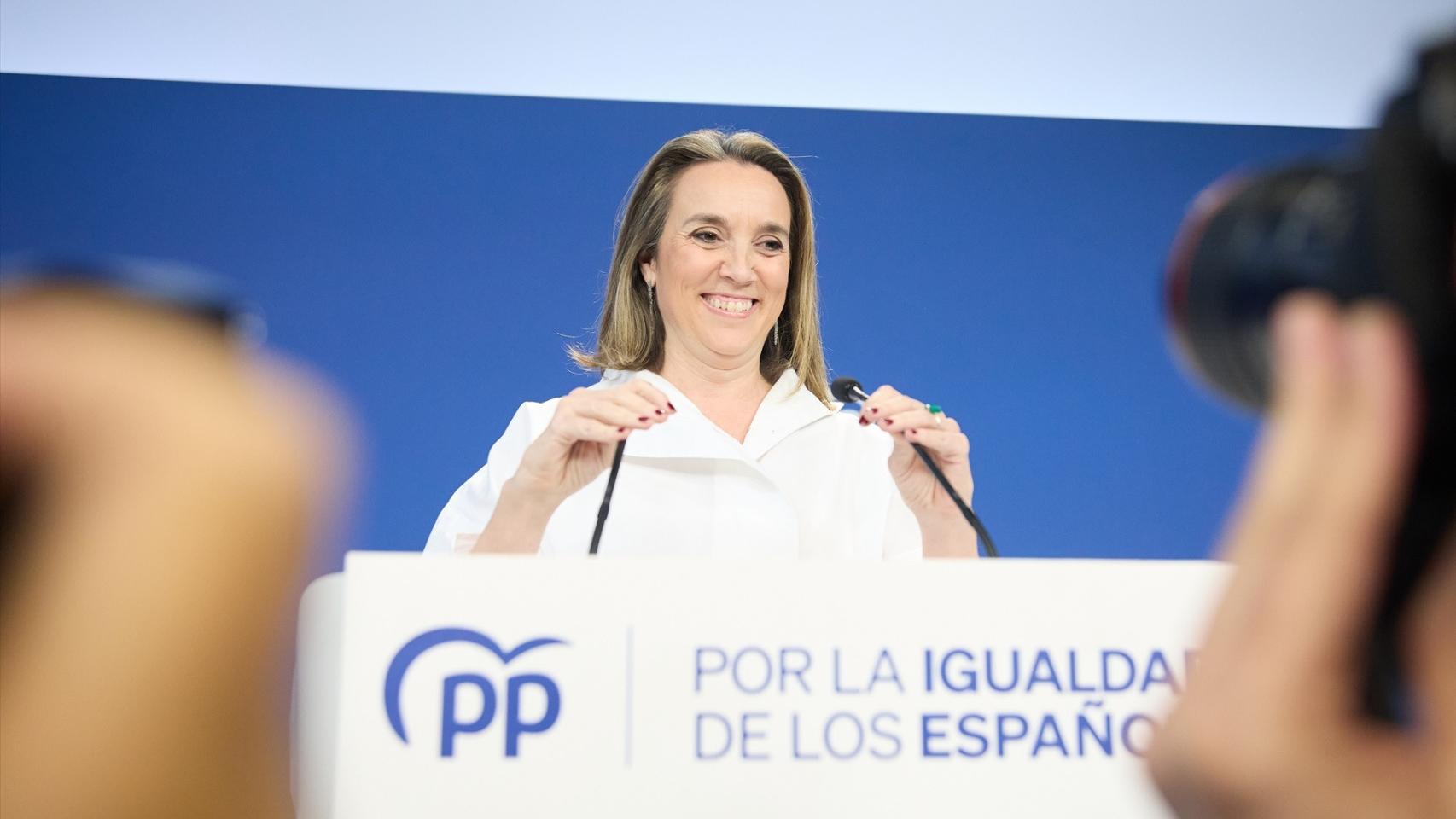La secretaria general del Partido Popular, Cuca Gamarra, comparece durante el seguimiento de la jornada electoral de los comicios autonómicos de Galicia.