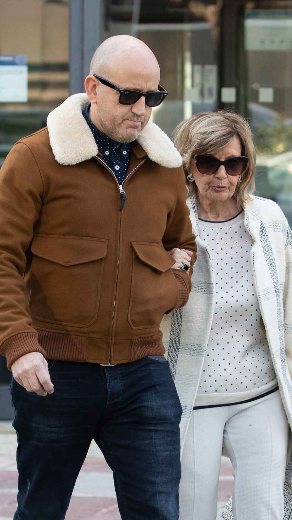 Gustavo Guillermo, junto a Teresa Campos, haciendo gestiones por Madrid, en febrero de 2020.