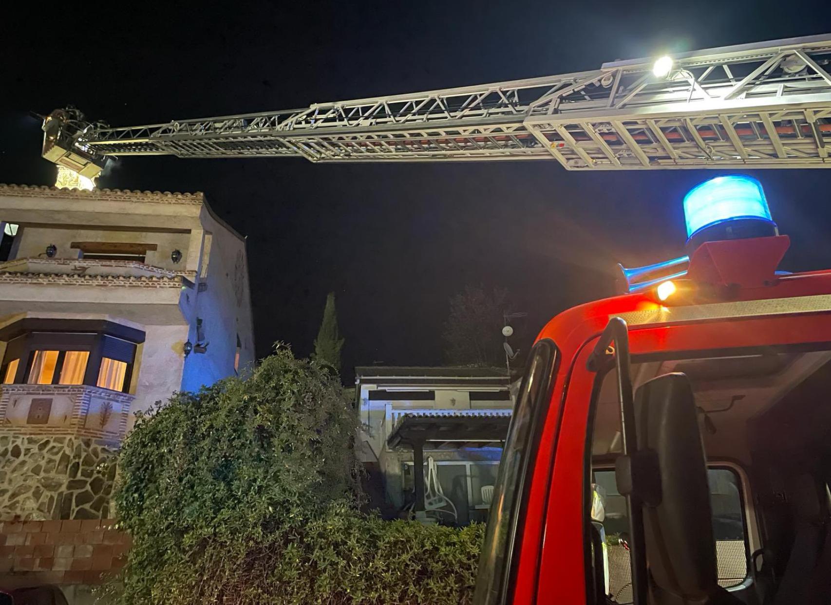 Los Bomberos de la Diputación de Valladolid trabajando en la urbanización Panorama