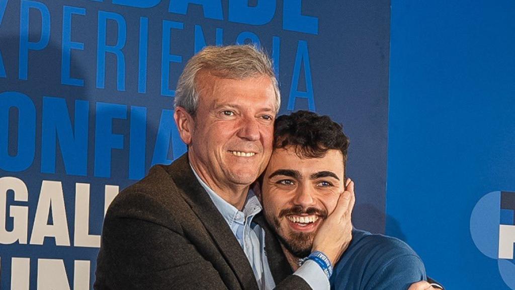 El presidente gallego, Alfonso Rueda, abraza a Raúl Santamaría, Mozo de Arousa.