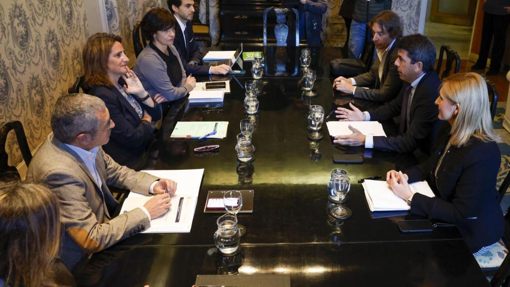 El presidente de la Generalitat Valenciana, Carlos Mazón, y la ministra de Transición Ecológica y Reto Demográfico, Teresa Ribera, durante su reunión este lunes
