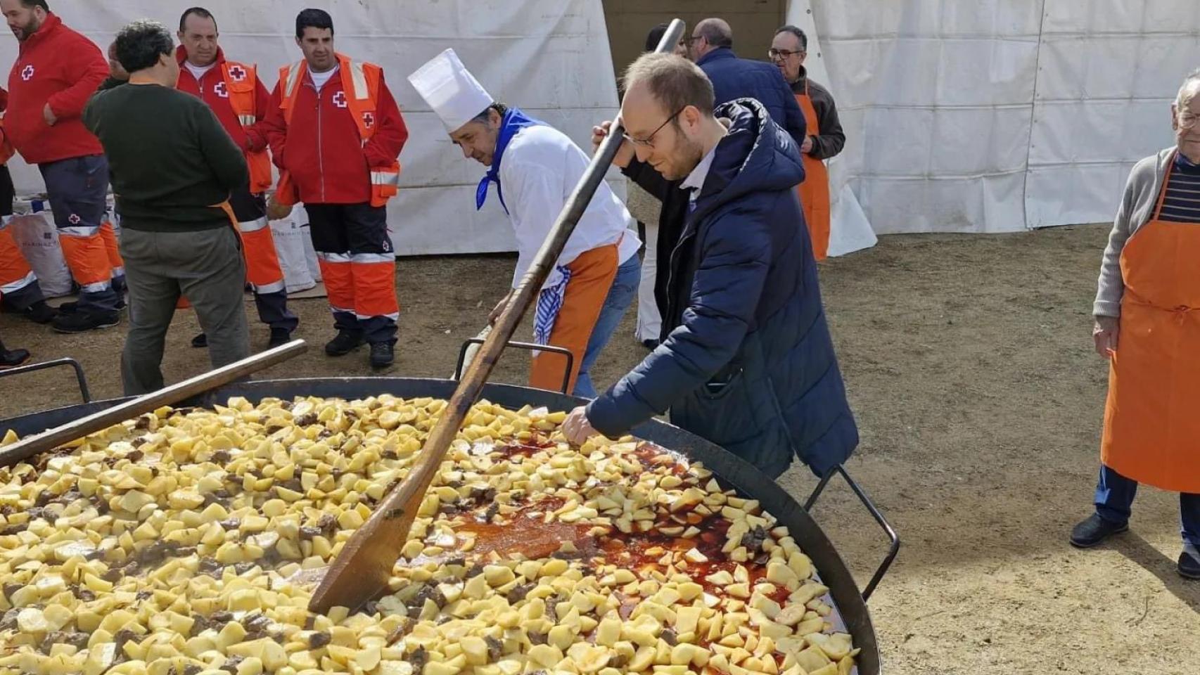 El alcalde de Ciudad Rodrigo ayuda en la elaboración del guiso del domingo de piñata