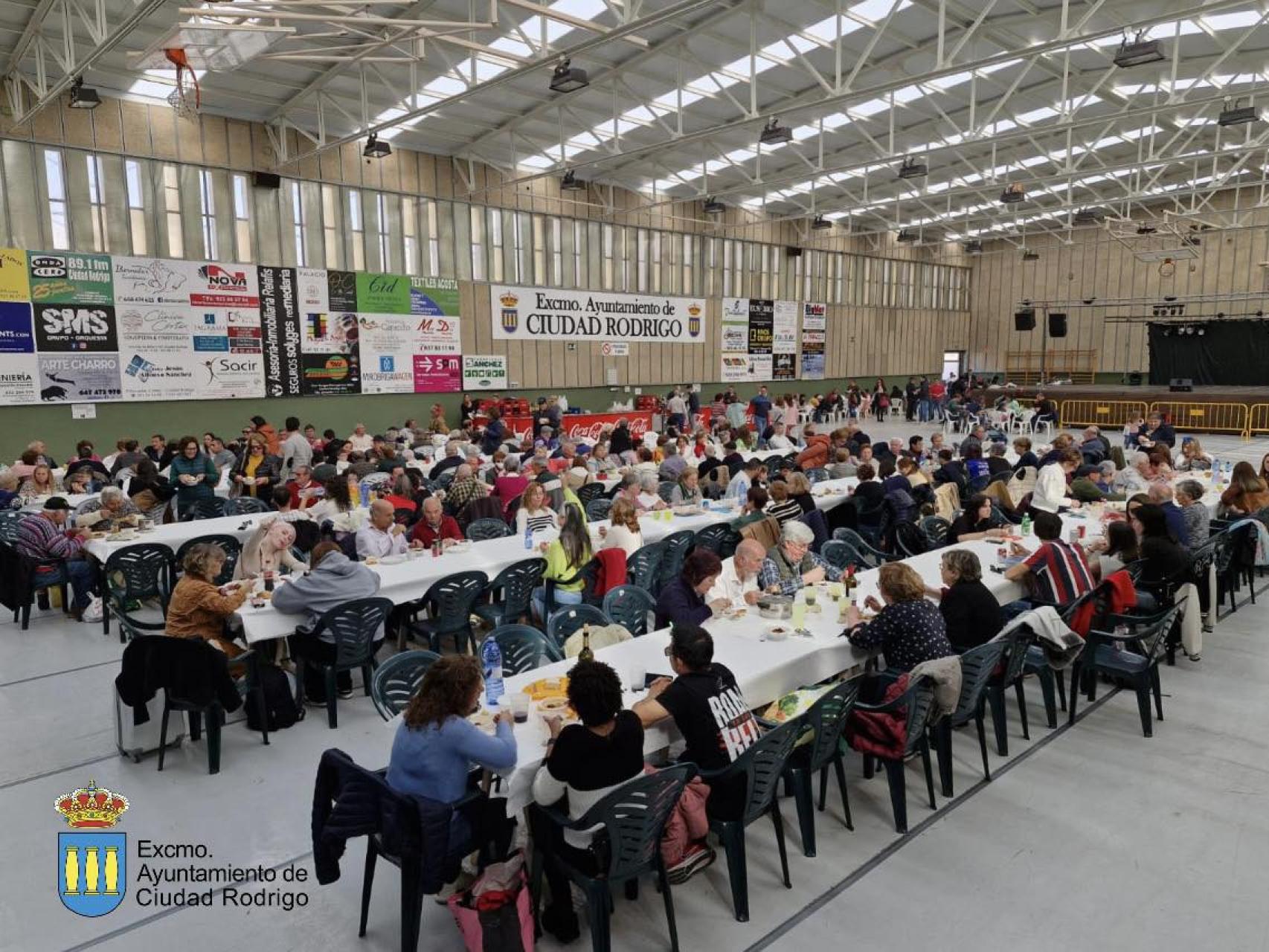 Centenares de personas disfrutan del guiso de patata y carne de toro en Ciudad Rodrigo