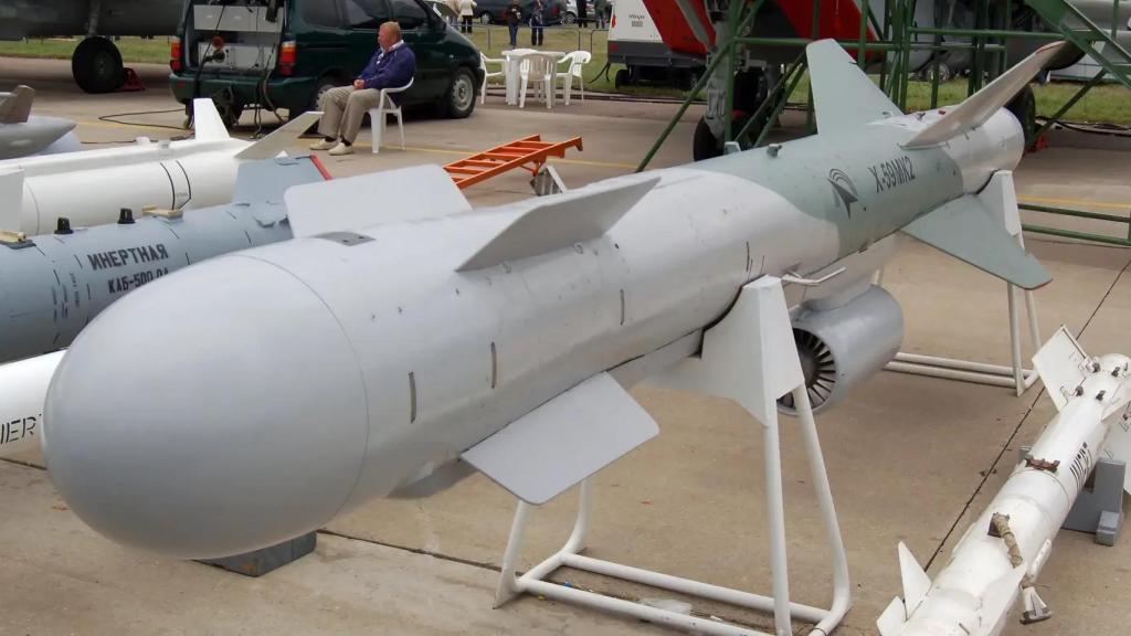 Misil Kh-59МК2, se aprecia el motor en una góndola bajo el fuselaje