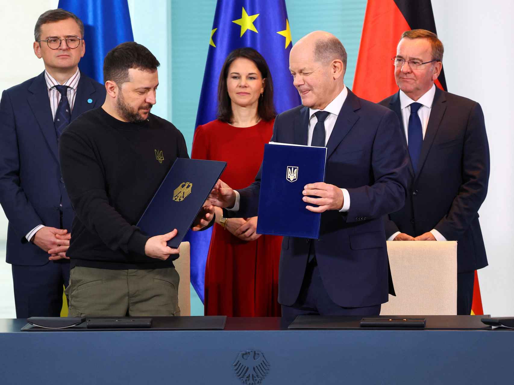 Olaf Scholz y Volodimir Zelenski, en firma de un acuerdo bilateral sobre garantías de seguridad en Berlín.