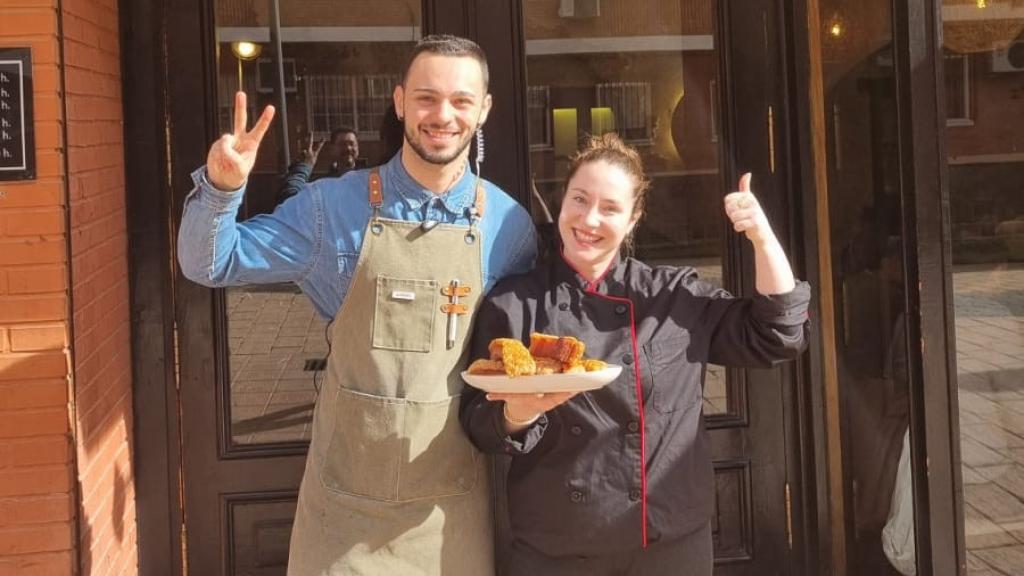 Carlos Chávez y Yaiza Plata, sujetan sus torreznos tras proclamarse los ganadores del Mejor Torrezno de Madrid.