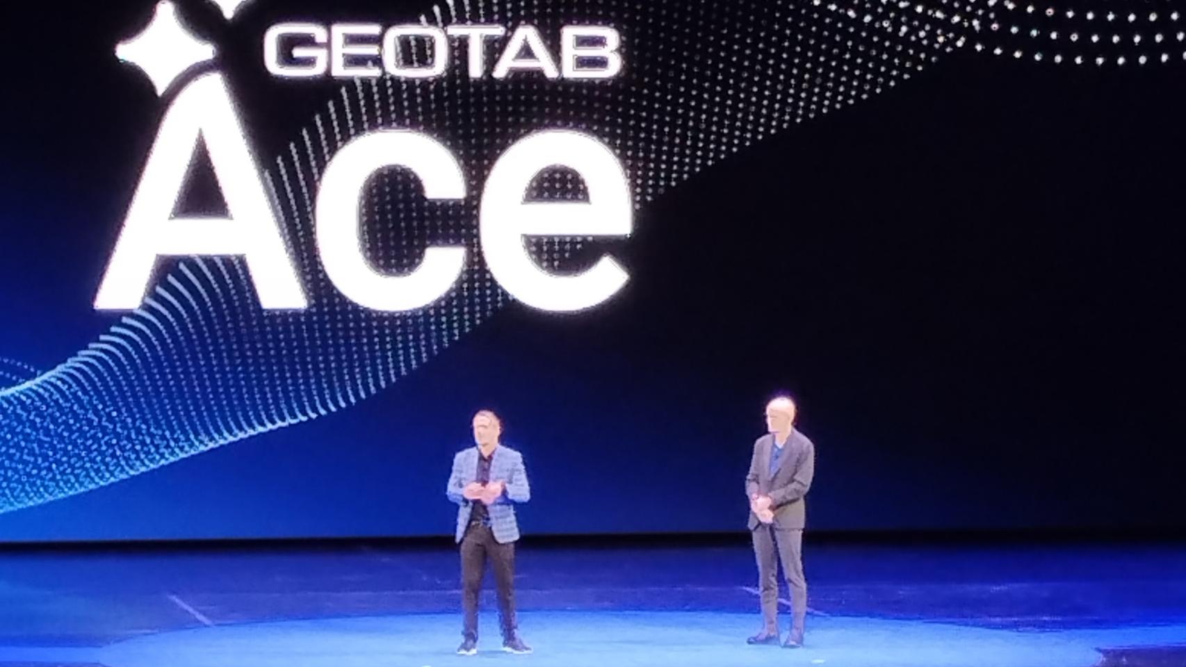 Keynote de inauguración del evento anual de Geotab en Las Vegas. En la foto Neil Cawse, fundador y CEO, acompañado por Mike Branch, vicepresidente de Data & Analytics.