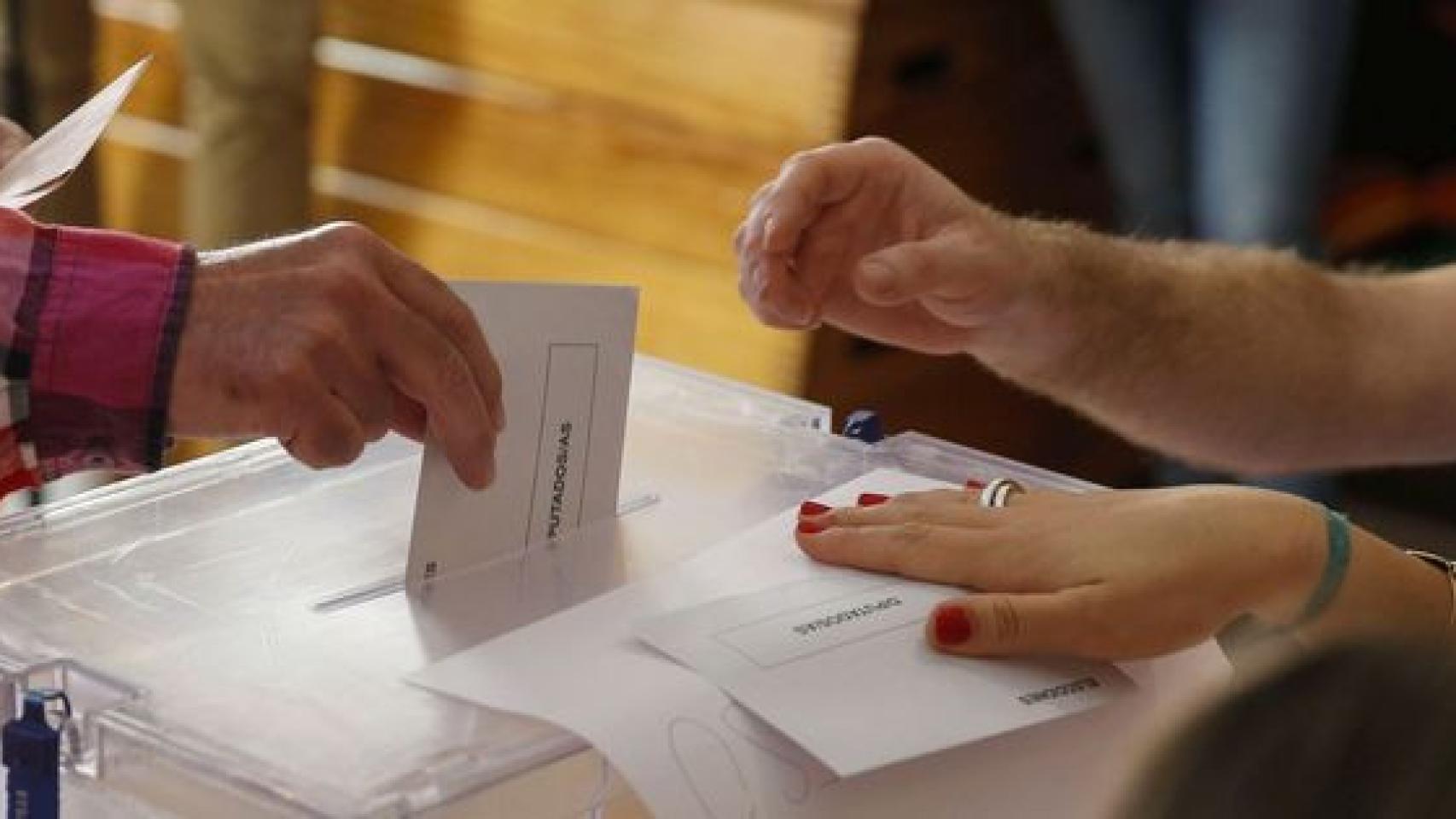 Imagen de archivo de un ciudadano votando.