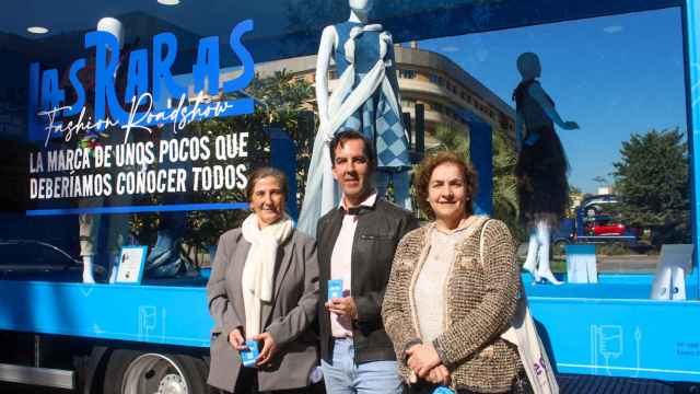 Posando frente al camión de Las Raras (de izquierda a derecha): Nuria Mir, directora Médica de la Unidad de Enfermedades Raras de Pfizer España; Dr. Iván Pérez de Pedro, y Rosa González, vocal de la Junta Directiva de FEDER.