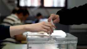 Imagen de archivo de un ciudadano votando.