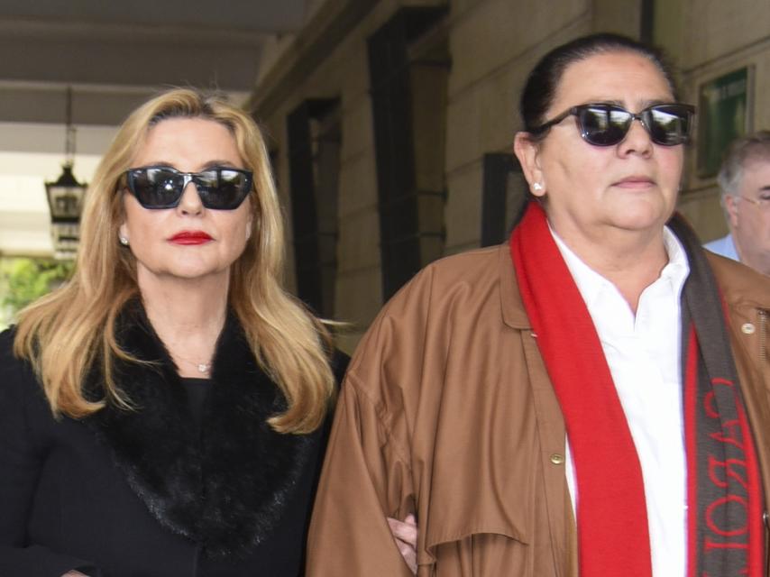 Inmaculada Casal, llegando junto a María del Monte a los juzgados para prestar declaración.