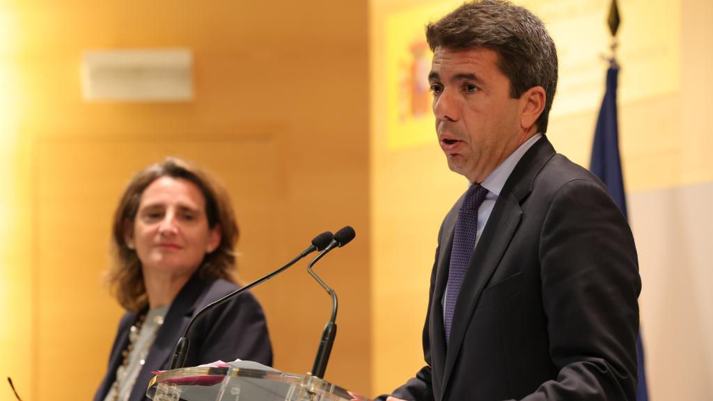 Teresa Ribera y Carlos Mazón en la rueda de prensa de este lunes. EE