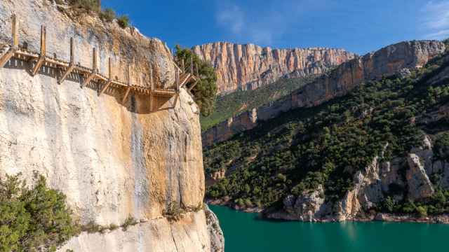 El sendero más bonito en Huesca: camina por escaleras colgantes y sobre el embalse más espectacular