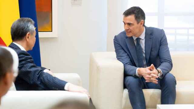 Pedro Sánchez reunido en Moncloa con el ministro de exteriores chino, Wang Yi.