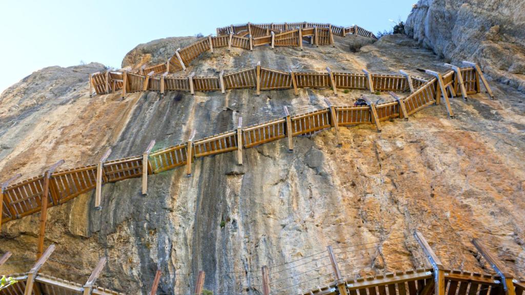 Pasarelas de Montfalcó en Huesca, una de las rutas más impresionantes de España.