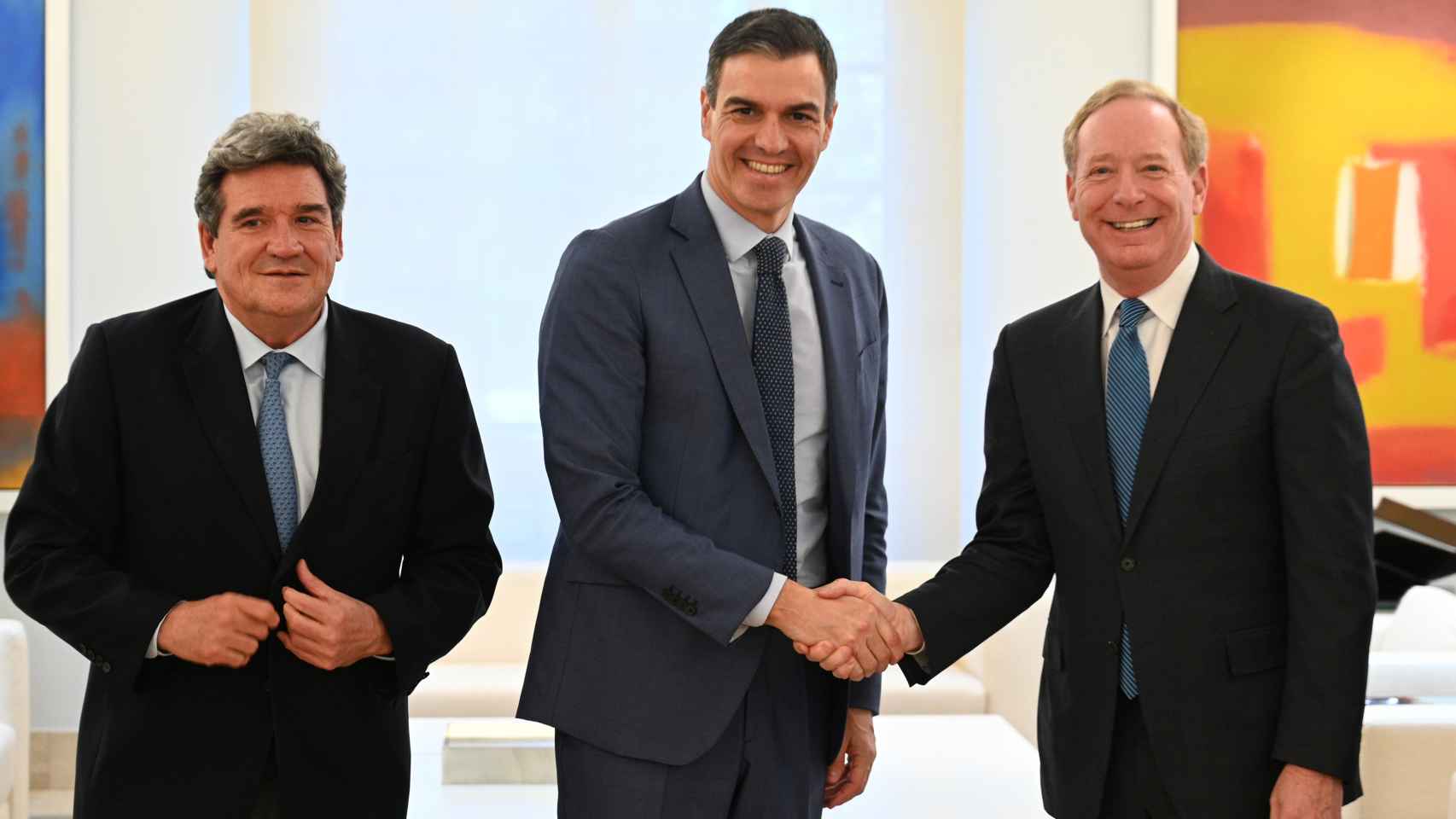 El ministro José Luis Escrivá, Pedro Sánchez y Brad Smith, presidente de Microsoft.