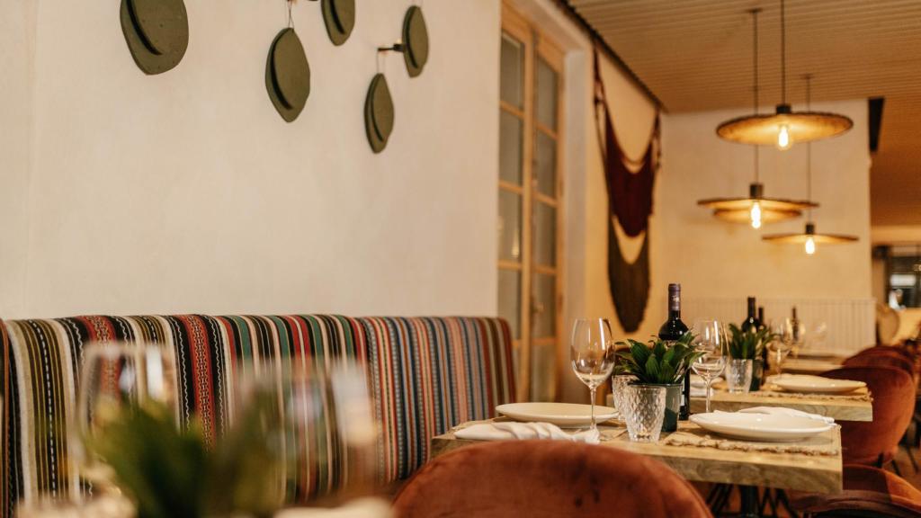 El salón de La Xida con cactus y lámparas que evocan a Tulum.