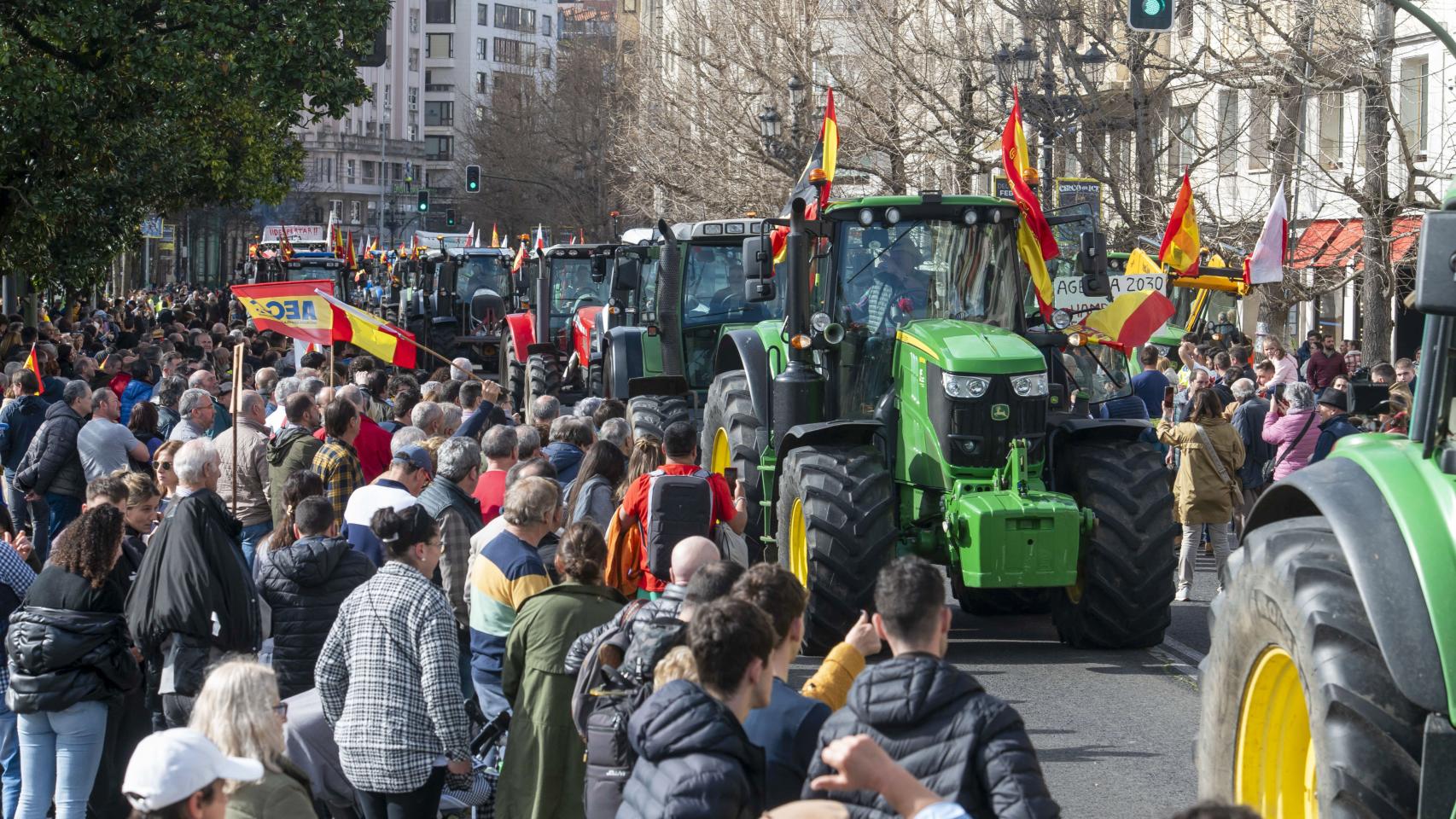 Un momento de la tractorada convocada por las organizaciones agrarias en Cantabria