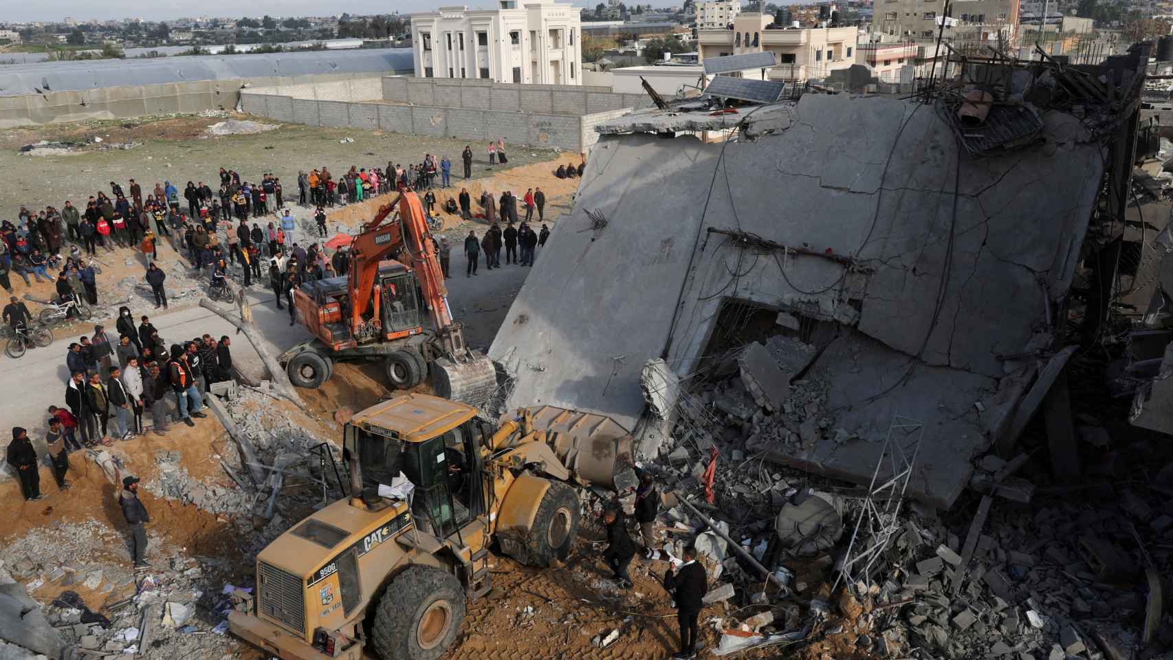 Palestinos investigan una casa destruida por un misil israelí en Rafah, al sur de la franja de Gaza.