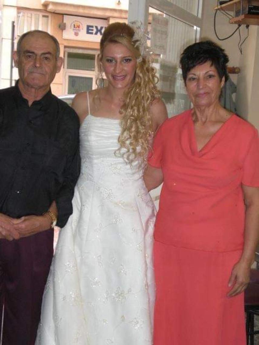 María del Mar Casado (c), el día de su boda, junto a su padre, Andrés, y su madre, Josefa.