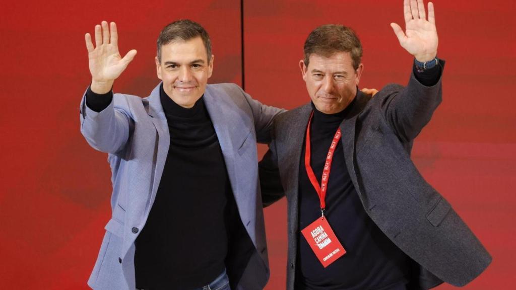 El presidente, Pedro Sánchez, y el candidato socialista a la de la Xunta, José Ramón Gómez Besteiro, en un acto de campaña