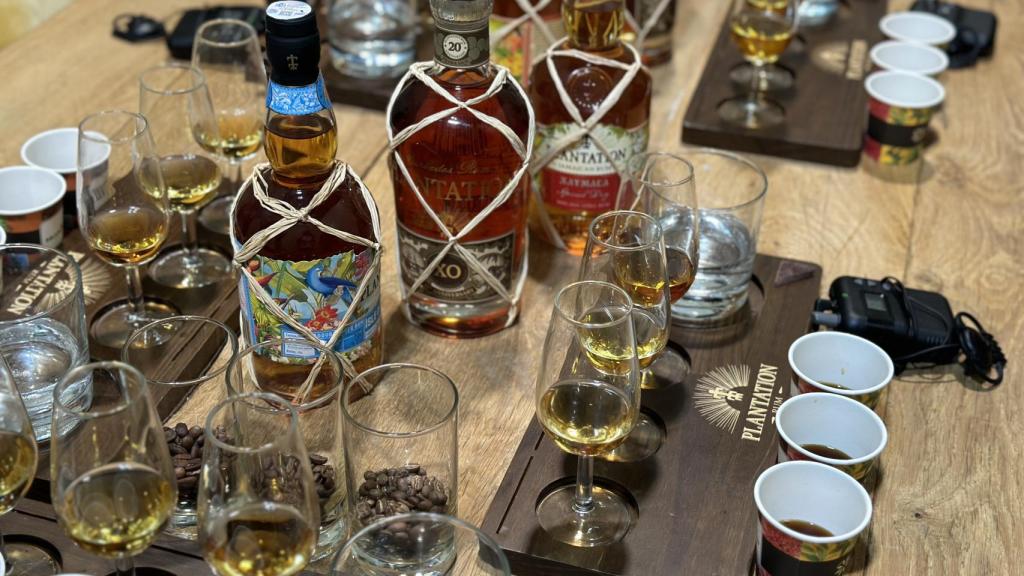 Cata de rones Planteray con cafés de especialidad.