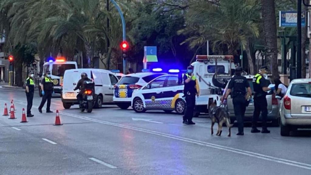 Un control policial en Alicante durante el estado de alarma, en una imagen de archivo.