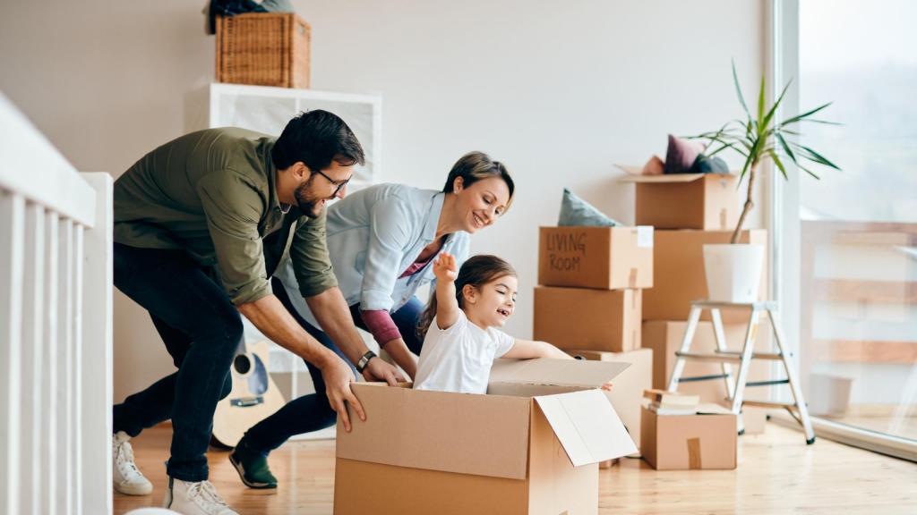 Una familia en plena mudanza, en una imagen de archivo.