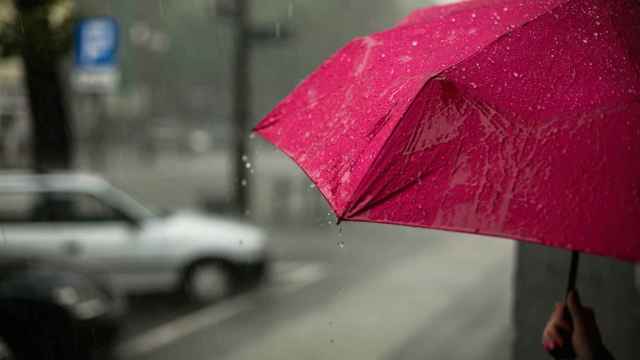 Un paraguas debajo de la lluvia en una imagen de archivo.