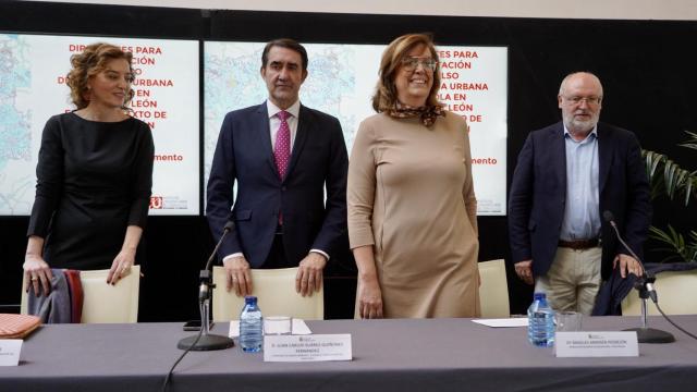 El consejero de Medio Ambiente, Vivienda y Ordenación del Territorio, Juan Carlos Suárez-Quiñones, presenta las directrices de la Agenda Urbana