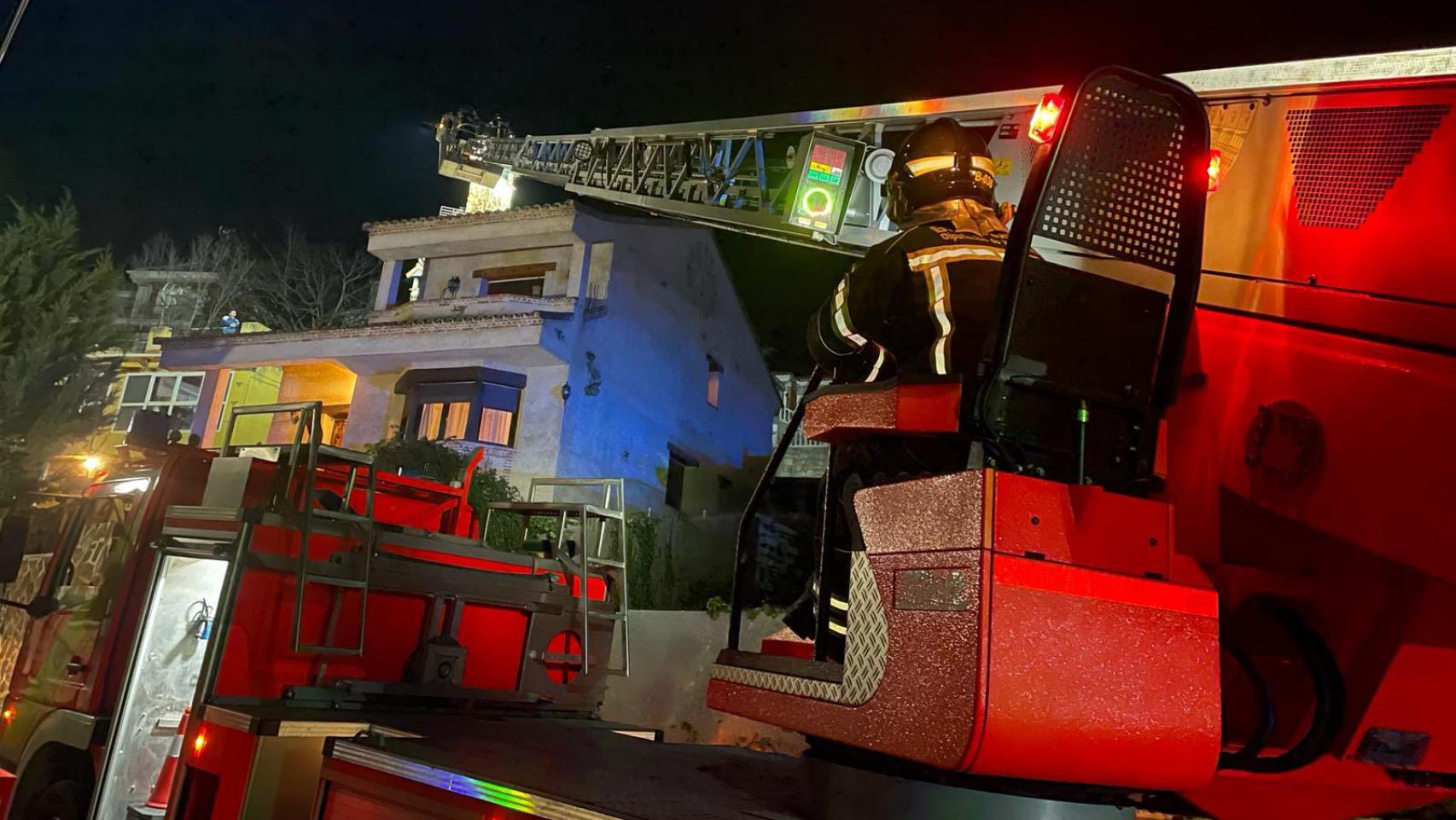 Los Bomberos de la Diputación de Valladolid trabajando en el incendio declarado en una vivienda de la urbanización Panorama