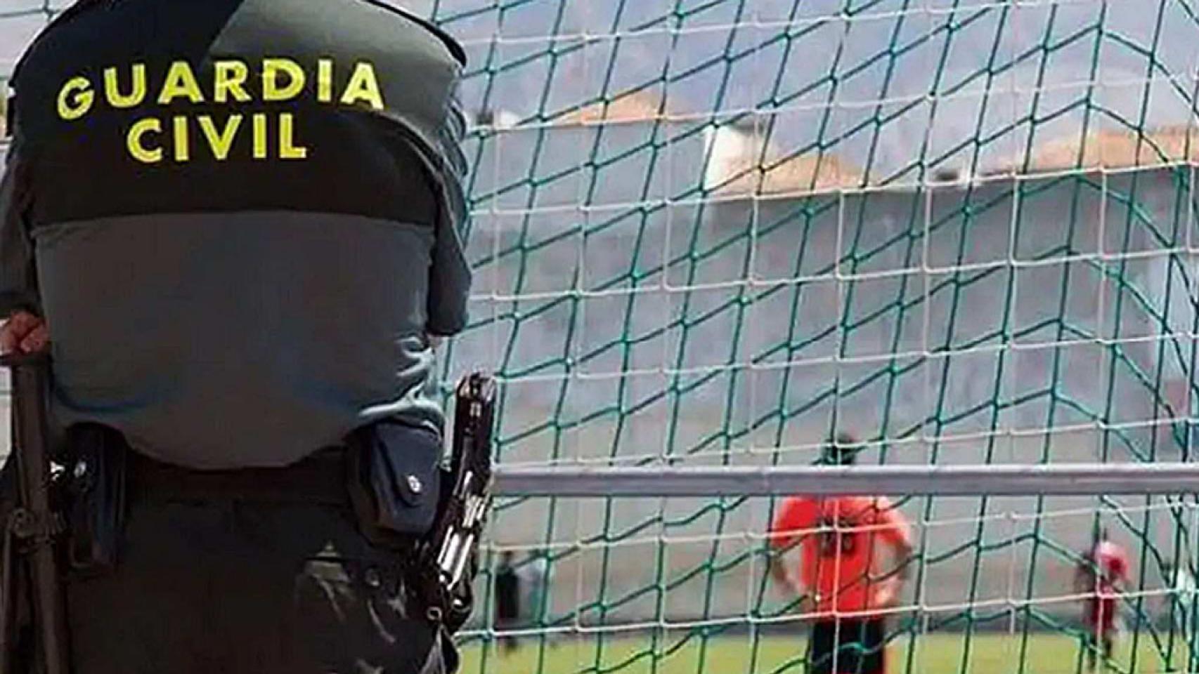 Un guardia civil vigilando en el campo de fútbol del Laguna