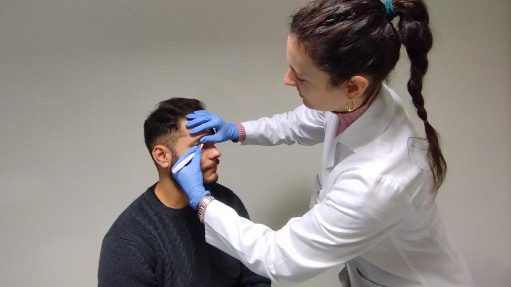 La investigadora Laura Valencia toma una muestra de un usuario con lentillas