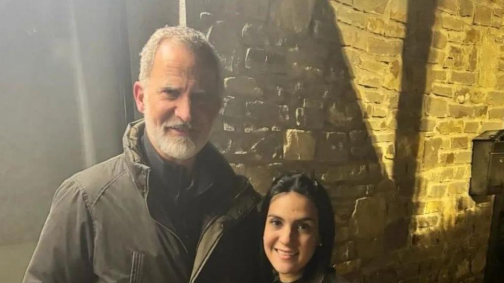 Felipe Vi con una trabajadora del restaurante en el que ha cenado este fin de semana