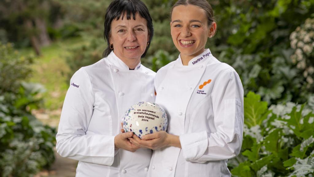 Fina Puigdevall y Martina Puigvert, fundadora y jefa de cocina de ‘Les Cols’ (Olot, Girona).
