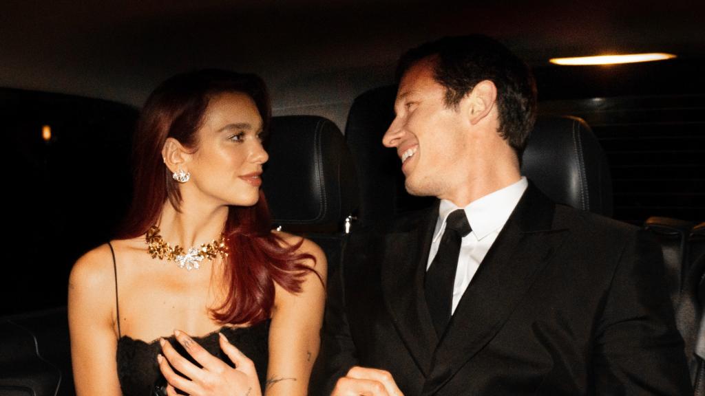 Dua Lipa y su novio, muy cómplices a su llegada a la fiesta posterior a los BAFTA.