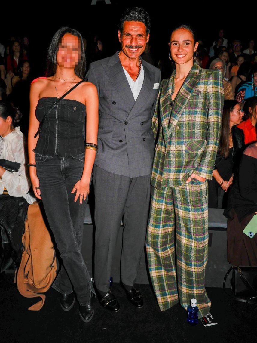 Óscar Higares junto a sus hijas, India y Martina, en el desfile de Custo Barcelona.