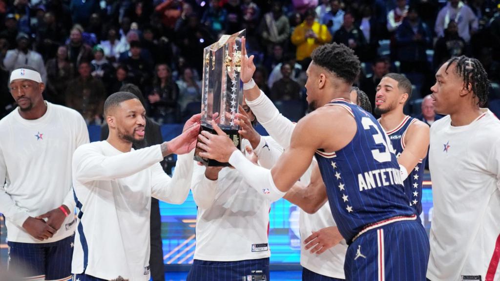 Damian Lillard y Giannis Antetokounmpo levantan el trofeo del All Star 2024