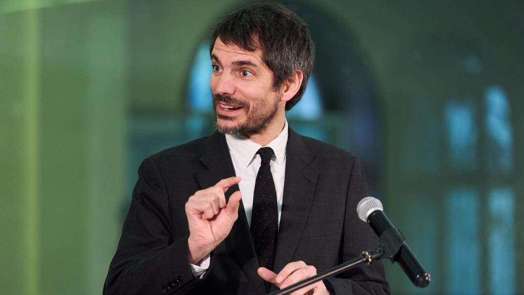 El ministro de Cultura, Ernest Urtasun, durante un acto público en Santander el 8 de febrero. Foto: Juanma Serrano/Europa Press