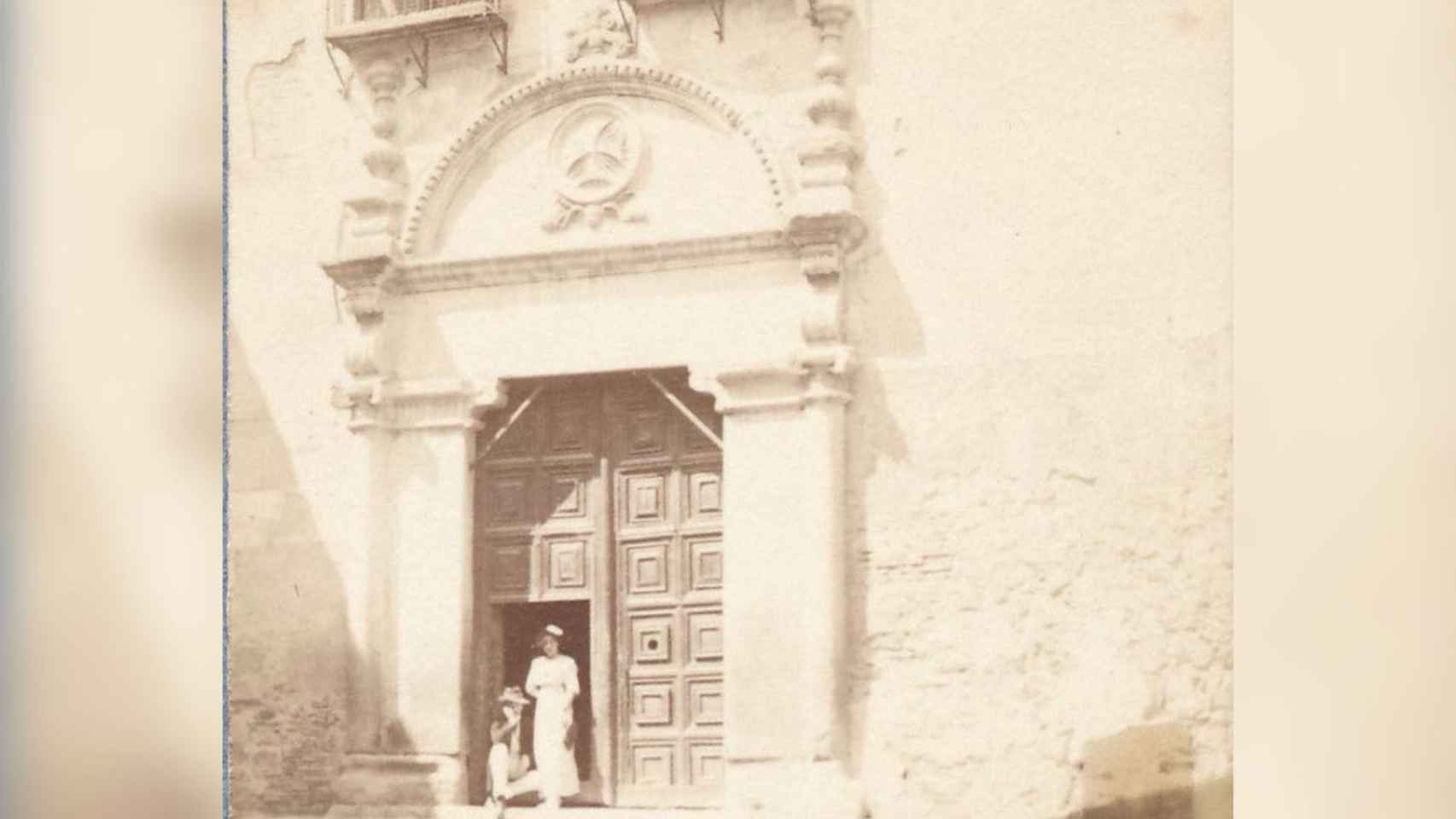 Portada del Covento de Trinitarios, hoy en la Alhóndiga, a comienzos del siglo XX.