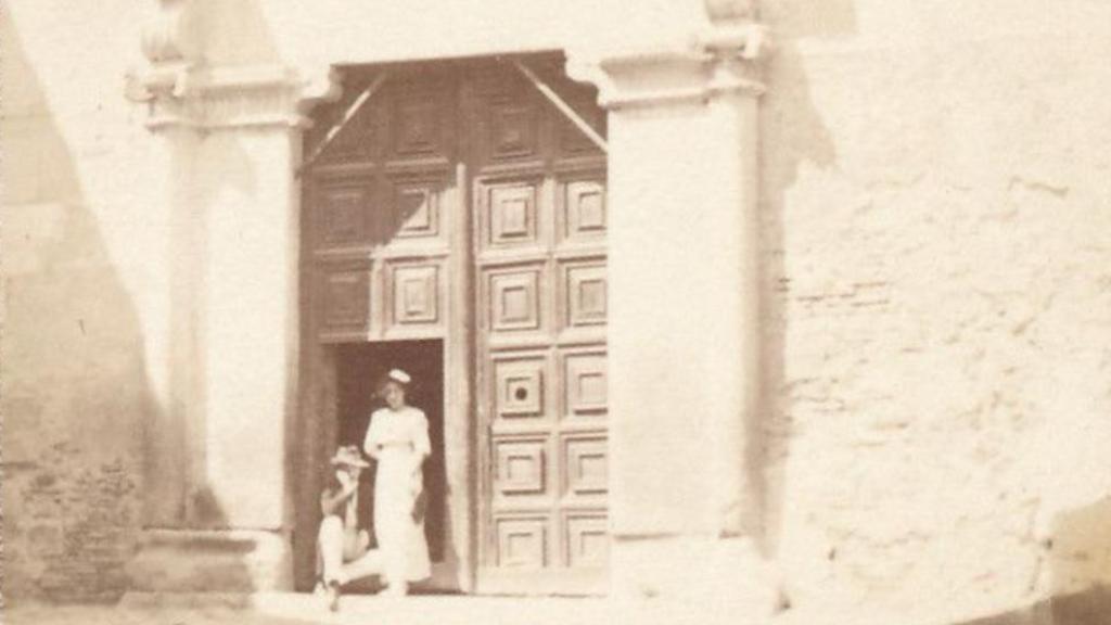 Portada del Covento de Trinitarios, hoy en la Alhóndiga, a comienzos del siglo XX.