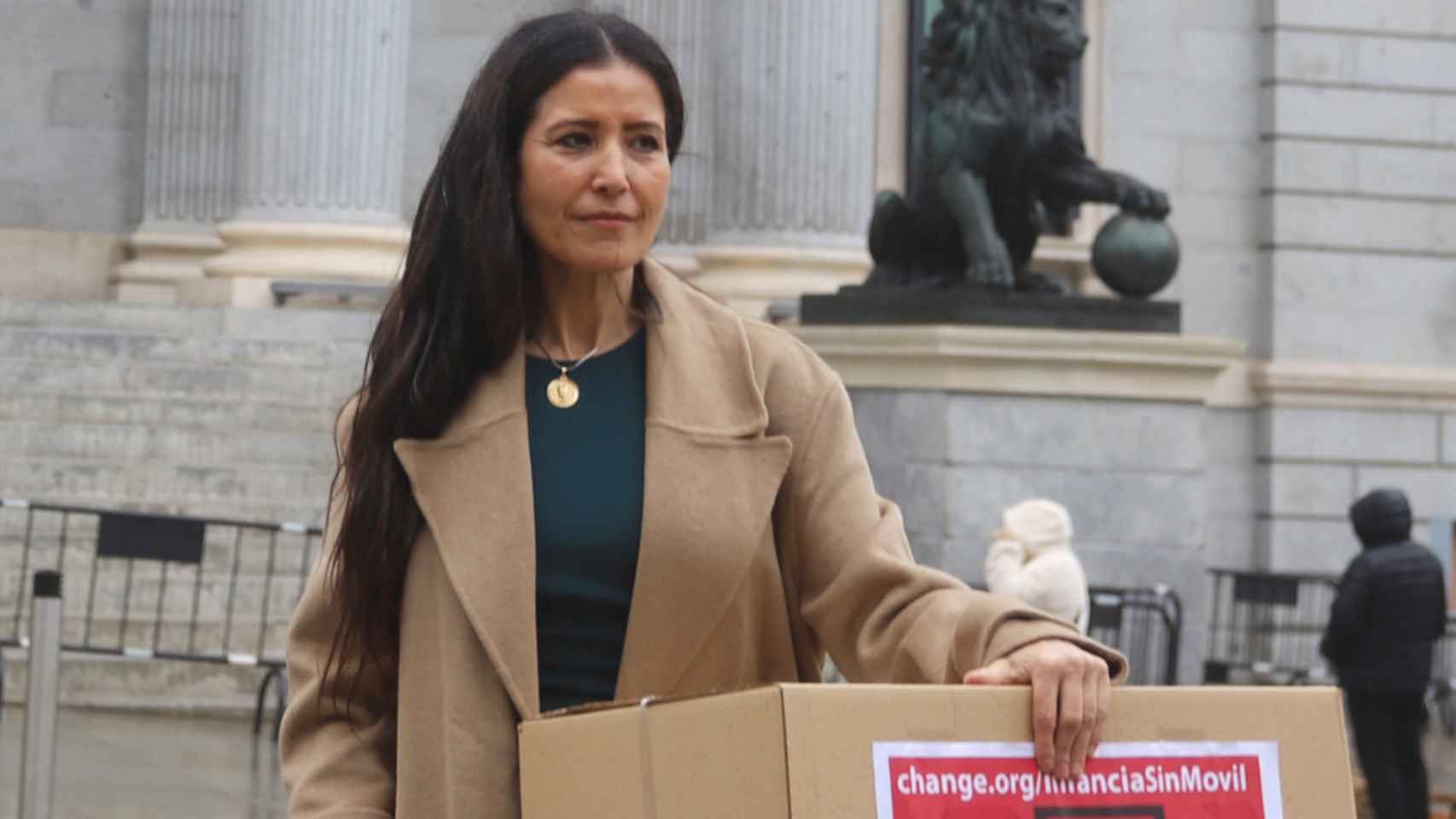 Ángela Sánchez entregando 63.000 firmas en el Congreso.