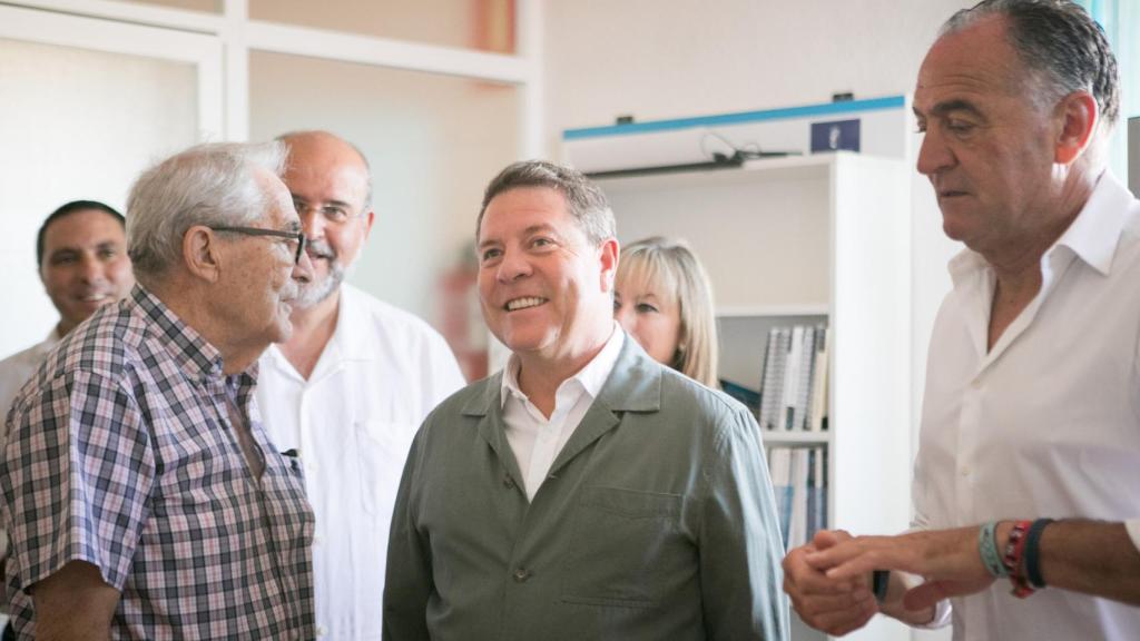 Emiliano García-Page durante una visita a Tarancón en 2022.