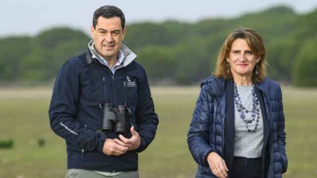 El presidente de la Junta de Andalucía, Juanma Moreno, y la ministra para la Transición Ecológica, Teresa Ribera, en una imagen de archivo en Doñana.
